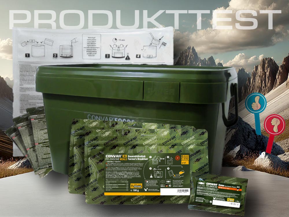 Das Bild zeigt eine grüne Vorratsbox der CONVAR Feldküche mit mehreren vakuumverpackten Mahlzeiten davor. Im Hintergrund sind Berge und die Anleitung für den Heizbeutel zu sehen. Zwei Symbole mit Daumen hoch und Daumen runter deuten auf einen Produkttest hin.