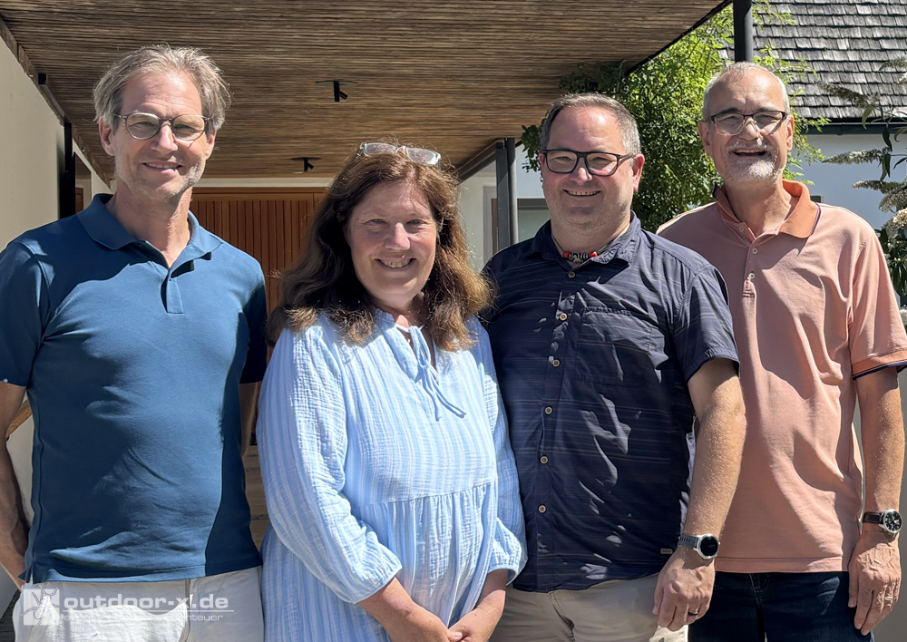 Umweltteam Holzkirchen vor der evangelischen Segenskirche mit Christoph Mengel, Pfarrerin Ulrike Lorentz, Umweltbeauftragtem Thomas Kockler und Andreas von Hunoltstein.  Etwas ausführlicher:  **Christoph Mengel, Pfarrerin Ulrike Lorentz, Thomas Kockler und Andreas von Hunoltstein vom Umweltteam Holzkirchen vor der evangelischen Segenskirche.