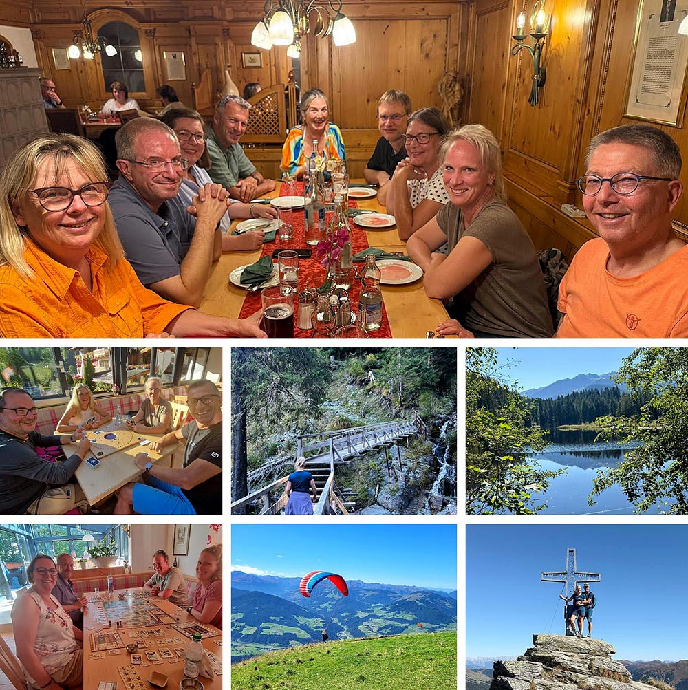 Das Bild zeigt eine Collage aus sieben Momentaufnahmen des Wander- und Spielewochenendes in Kitzbühel: oben eine große Szene beim gemeinsamen Abendessen in einer gemütlichen Stube, darunter sechs kleinere Eindrücke – spielende Gruppen an Tischen, eine Holzbrücke über einer Schlucht mit Wasserfall, ein ruhiger Bergsee, ein Paragleiter über grünen Hügeln sowie zwei Wanderer am Gipfelkreuz mit weitem Blick über die Alpen.