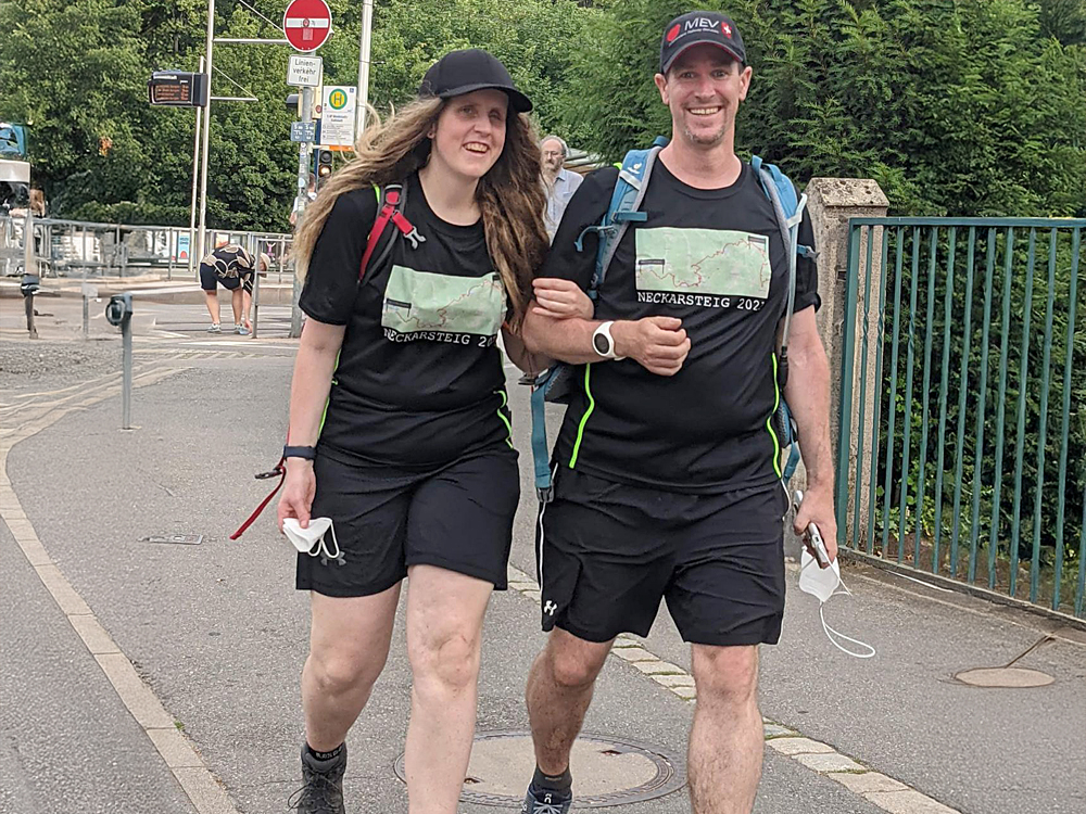 Ann-Kathrin Kunzmann (links) mit ihrem Begleiter bei einer Langstreckenwanderung auf dem Neckarsteig